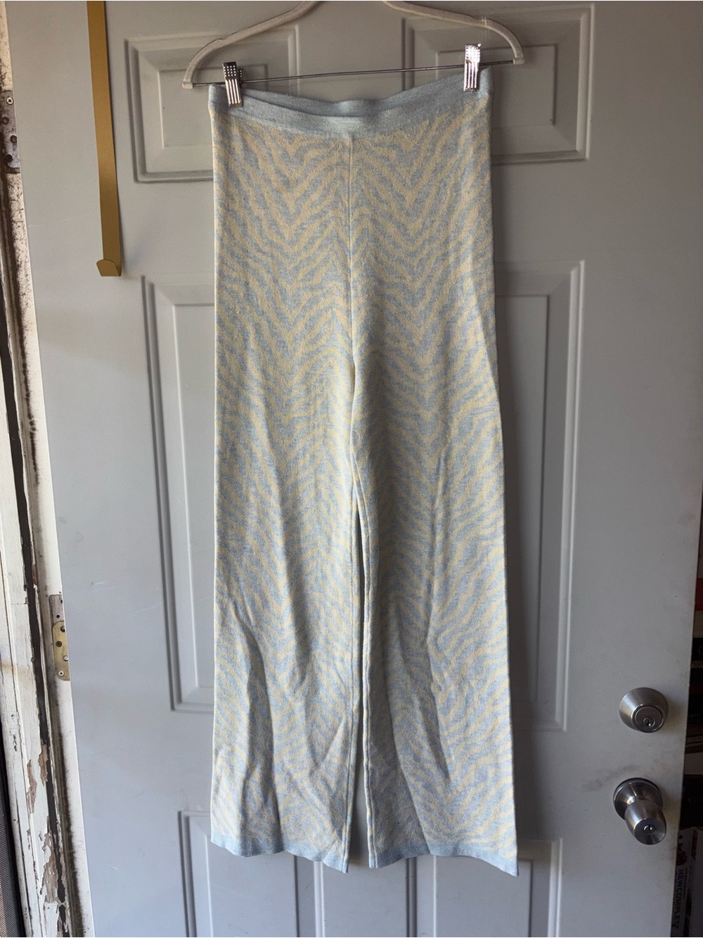 Find Me Now zebra print knit pants size M